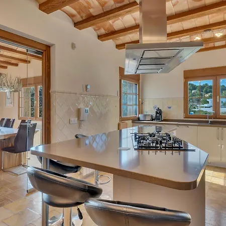 Casa Caramba By Aldertons Villa